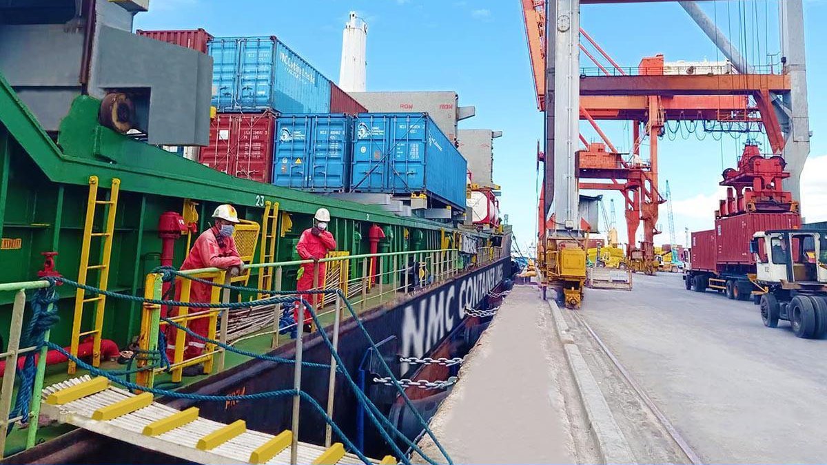 Throughout the #COVID19 pandemic #seafarers are working to provide the food, fuel and goods, including the vital medical supplied, that we all need.  This is just one example from the Philippines. #HeroesAtSea #ShippingYouCanDependOn #PHShippingServingYou #ThankYou 👏👏👏👏👏👏👏