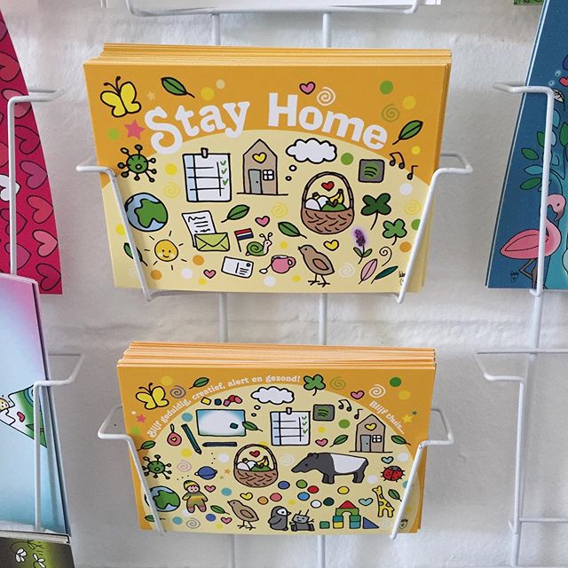 In deze tijd stuur ik me een slag in de rondte aan kaartjes. Jij ook? Deze twee tekende wendytekent speciaal voor het binnen zitten van nu. Swipe voor de bestsellers van dit moment én al het andere moois in het assortiment. #linkinbio wat is jouw favoriet? #kaartjesturen #echtep