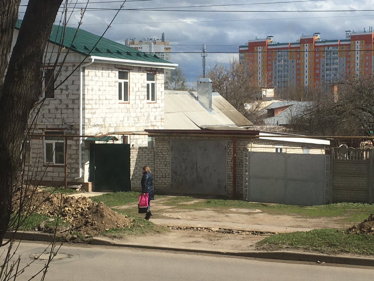 Беспощадный ремонт. Экскаватор вырыл траншею для бордюра. Наличие выезда работягу не смутило. #орел #орлец потом сосед закапывал ров