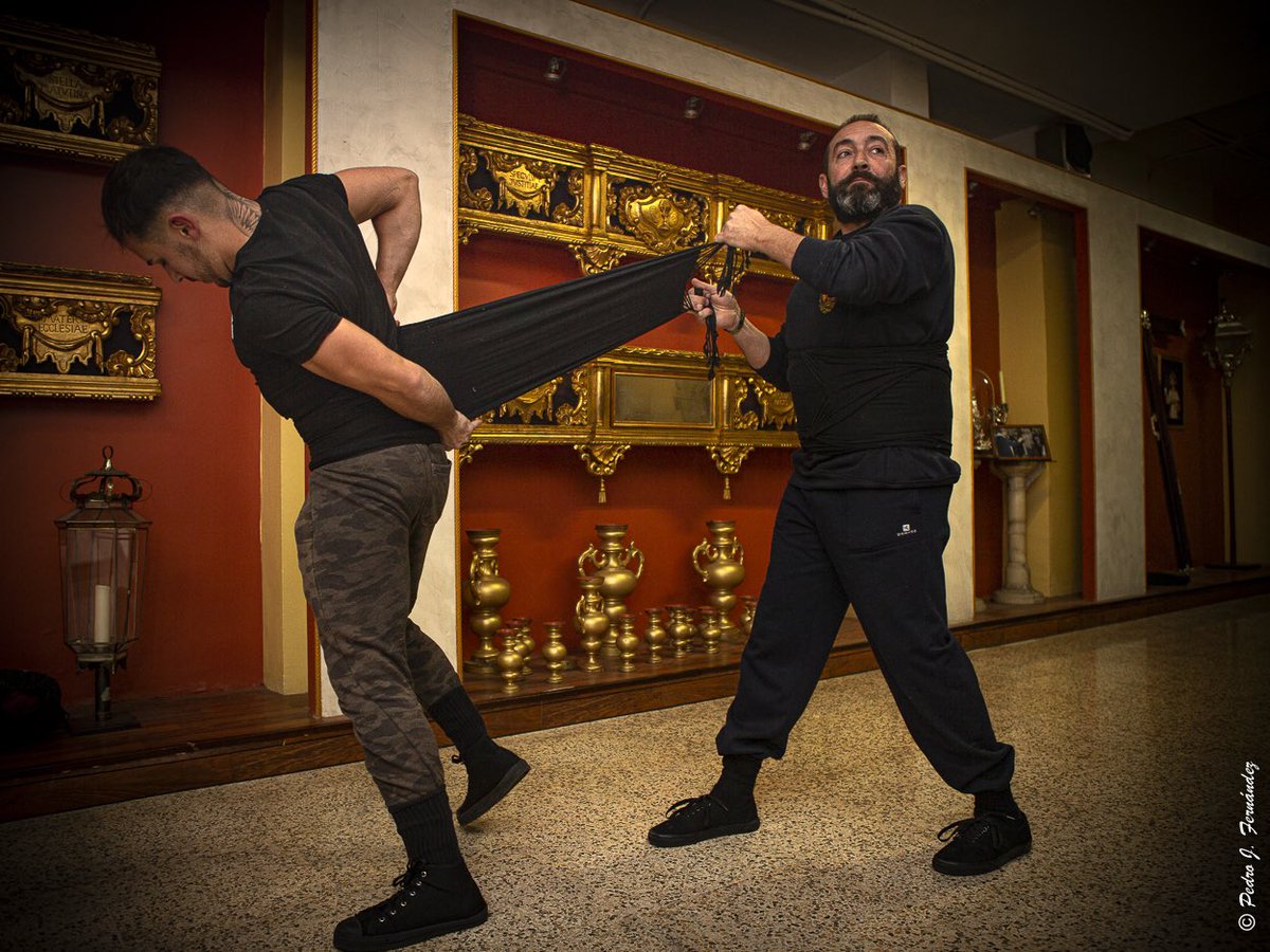 fermapj's tweet photo. Mi homenaje a los Costaleros, anónimos protagonistas de la Semana Santa, que este año se han visto obligados a cambiar “el voluntario confinamiento de los pasos, por el de sus casas” https://t.co/CBi27TqriW https://t.co/19Bq83Pho4