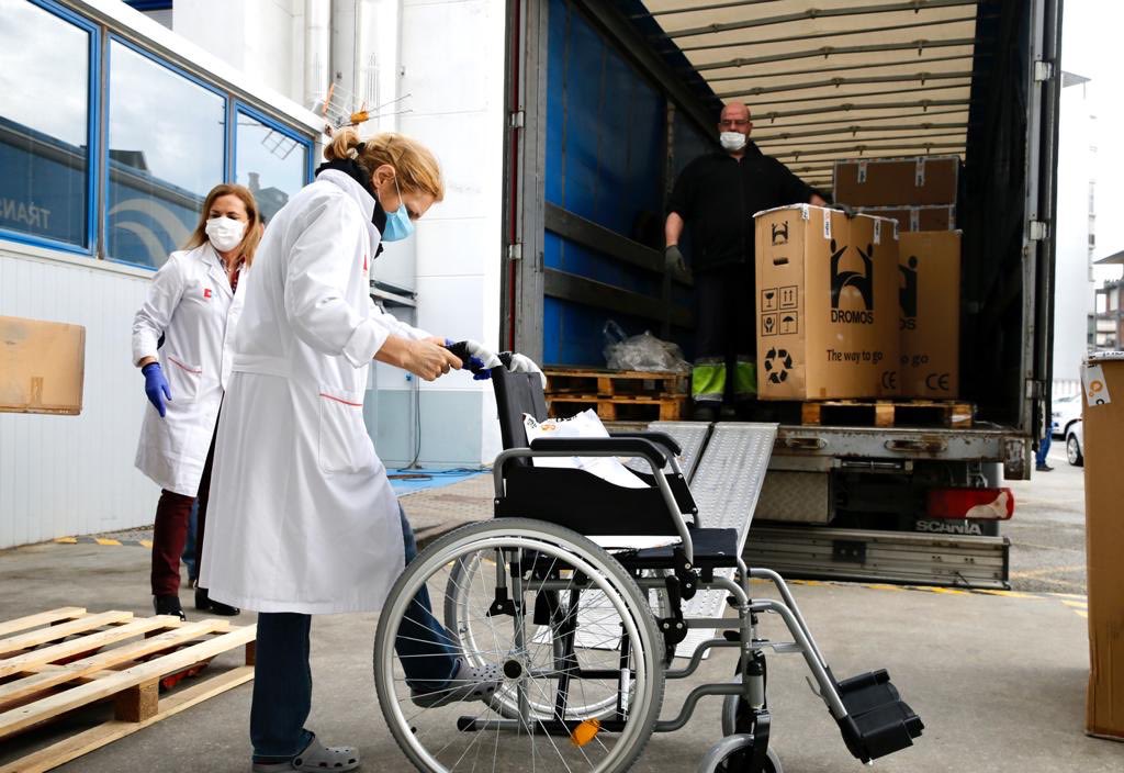 saludcantabria's tweet photo. Llegan al Hospital de Laredo 50 sillas ortopédicas 🦽donadas por una empresa cántabra @copsesa y otra vasca, que serán repartidas por los hospitales del @scsalud 
https://t.co/JJx3ODjNWH https://t.co/fmxHyAWU6n