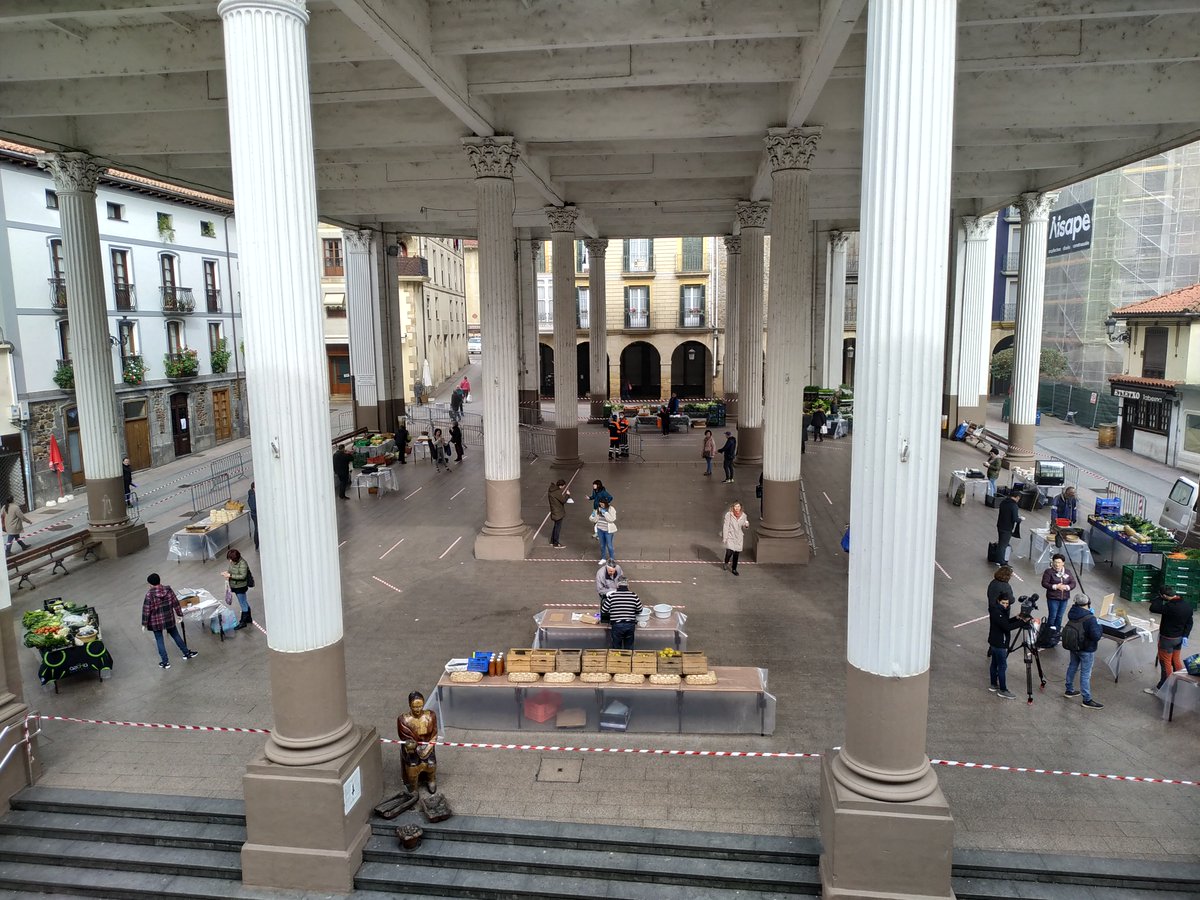 Baliteke oraindik <a href="/OrdiziAzoka/">Ordiziako azoka</a> norbaitek ez ezagutzea, eta bi irudiotan argi ikusten da alarma egoera baino lehenagoko azoka nolakoa zen, eta egoera honetan dauden postuak nola antolatu ziren lehen astean. Ez genuen agindurik behar izan ohiko azoka bertan behera uzteko