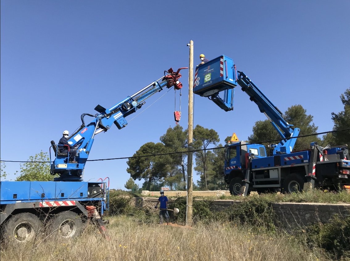 enedisOccitanie's tweet photo. #ServicesEssentiels 📷 Dépannage sur le réseau basse tension réalisé à Montagnac (34) : L’équipe travaux remplace un support bois endommagé. Toujours à vos côtés, même dans cette période difficile, @enedis est garante de la continuité du #servicepublic de l’électricité ⚡️ https://t.co/Fgk7otCoqM