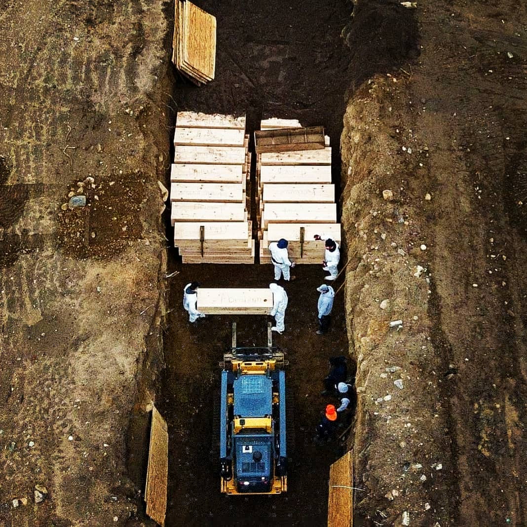 EbrahimJaafari's tweet photo. #yorkers bury a bunch of #coronavirus victims in a #MassGrave in #NYC #USA https://t.co/vDioOAbZCm