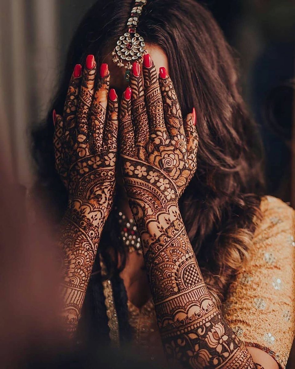 The Coolest Ways To Photograph Your Mehendi-laden Hands! | WedMeGood