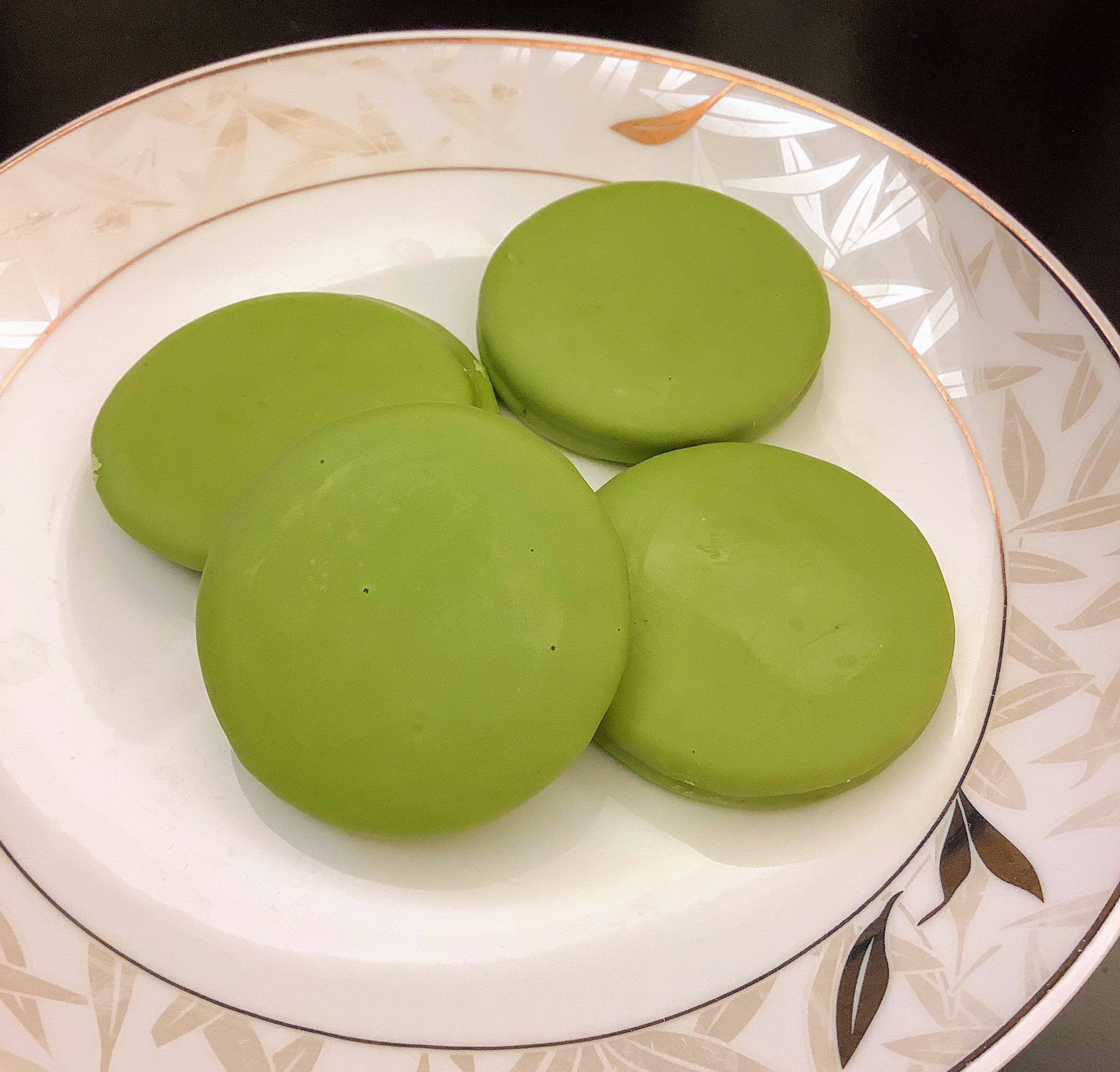 中島淳一 本日のお茶請けは オレオの日式抹茶チョコレート味 エカテリンブルクにいた時は スーパー等で見かける緑のお菓子は大体ピスタチオ味だったけれど こちらでは緑のお菓子は高確率で抹茶味なので ほとんど日本にいる気分 T Co