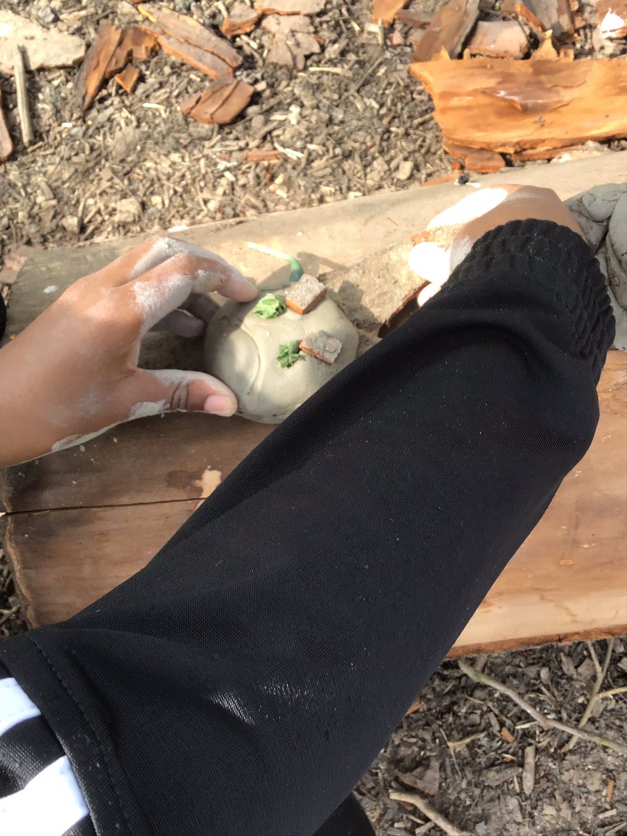 CooksterDebbie's tweet photo. A busy morning in #forestschool @RowParkAcademy #easteregghunt #clayfaces #climbing https://t.co/jg0zp3fR31