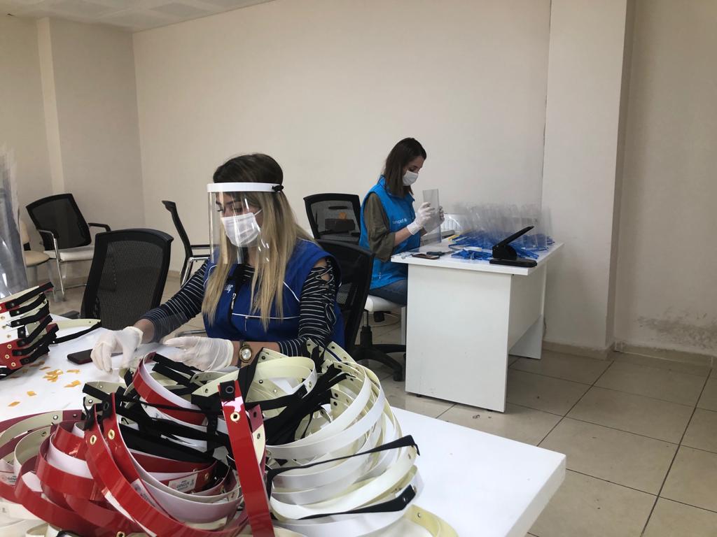 Şırnak Gençlik Merkezimizde, yeni tip koronavirüs (covid-19) ile mücadelede vatandaşlarımıza dağıtmak için şimdiye kadar 5000 adet tam koruma sağlayan koruyucu siperlik üretimi yapmış ve yapmayada devam ediyor. Emeği geçen herkese teşekkür ederim.