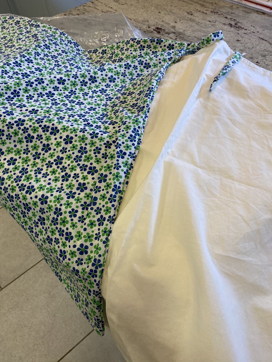 And now some more lovely ladies have made a bundle of practical and useful scrubs/ uniform bags for Beacon Centre staff @MusgrovePark #actsofkindness #inthistogether I bagsy a floral one!!
