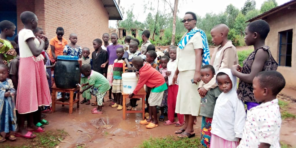  Commune  #Mabanda ( @MakambaProvince), au sud du  #Burundi: mesures d' #hygiène respectées dans les établissements scolaires. Ici, aux Ecofo Migezi et Kibimba I. Cependant, un défi majeur : "Sur 74 écoles que compte la commune, seuls 36 ont accès à l' #eau potable" #school2020