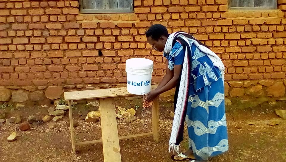  Commune  #Mabanda ( @MakambaProvince), au sud du  #Burundi: mesures d' #hygiène respectées dans les établissements scolaires. Ici, aux Ecofo Migezi et Kibimba I. Cependant, un défi majeur : "Sur 74 écoles que compte la commune, seuls 36 ont accès à l' #eau potable" #school2020