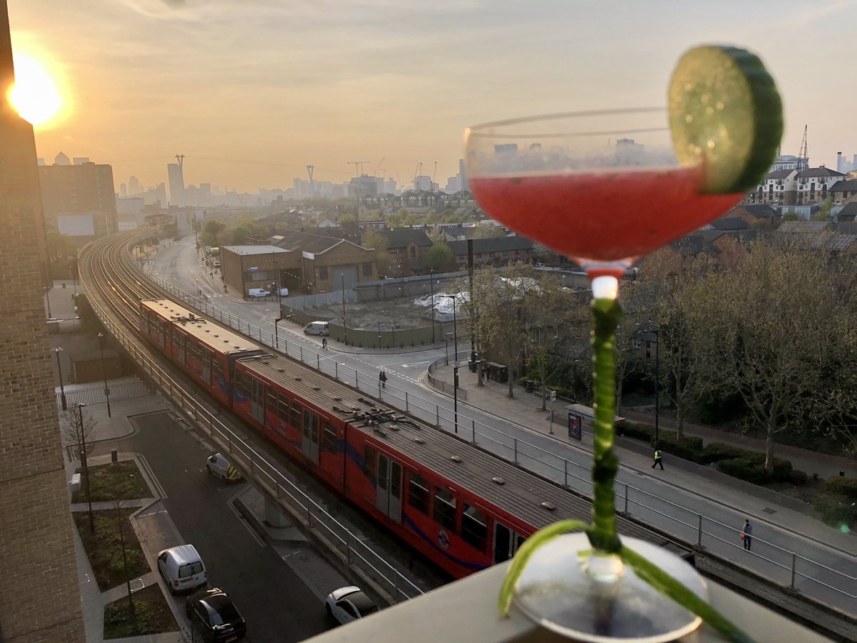 The East-Londoner: Arbikie gin, cucumber muddled with mint and raspberries, with fresh lime, shake with ice and serve!
#cocktailsathome <a href="/Arbikie/">Arbikie Distillery</a> #fieldtobottle
