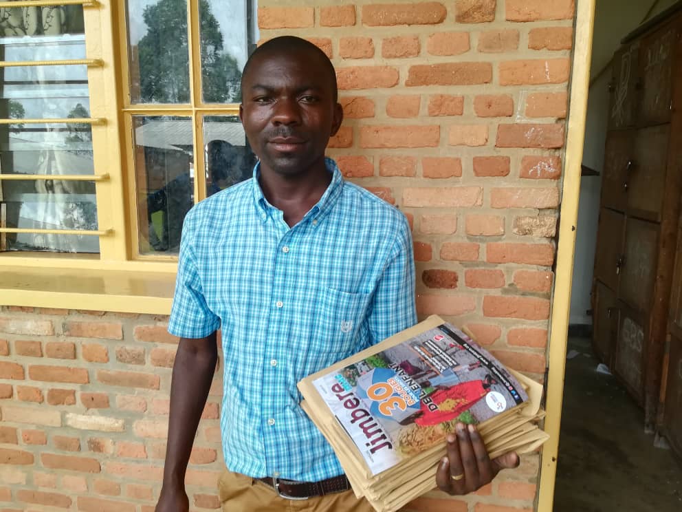  Au lycée Butara ( @CibitokeProv), les élèves savent déjà qu'il y a un danger nommé " #coronavirus". C'est pourquoi ils suivent les mesures d’ #hygiène dans l’établissement, corollaires des droits  #pourchaqueenfant #Burundi  #school2020