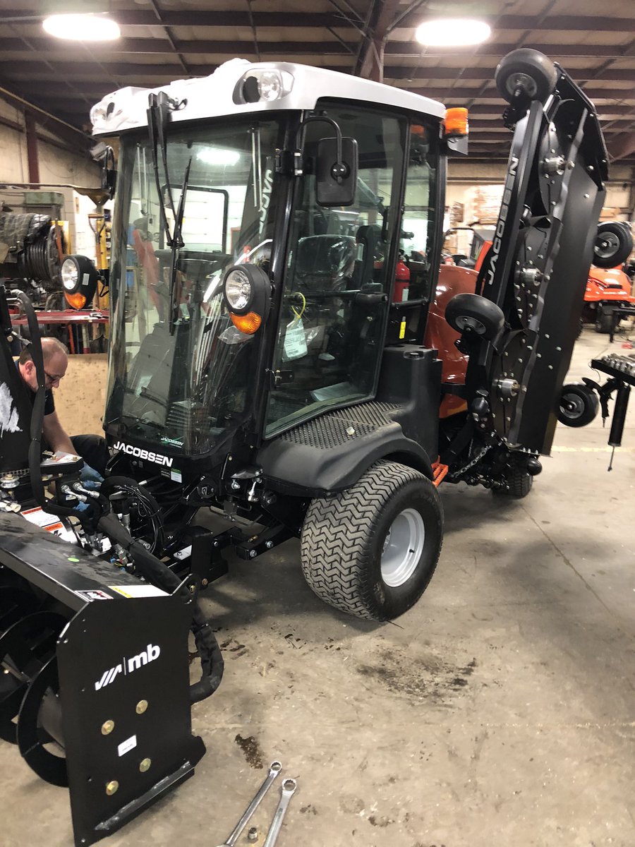 crowthegoalie's tweet photo. Nothing like waking up to Snow on a lockdown day. If I only had the @JacobsenTurf I delivered to @cityofstthomas I could go clean up the neighbourhood #needtokeepbusy @gc_duke https://t.co/ePpoTqy4xs