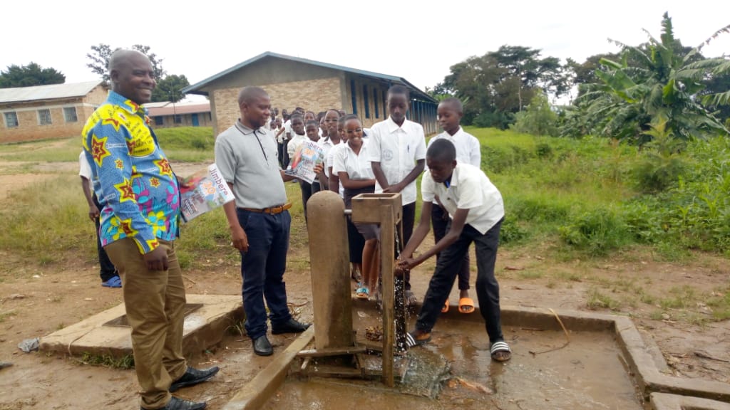  Le Directeur des ressources humaines de la DCEFTP  #Ntega (province  #Kirundo, au nord du  #Burundi) ainsi que le Directeur du lycée communal Ntega veillent au lavage des mains des élèves avant la proclamation des résultats du 2ème trimestre, année scolaire 2019-2020 #school2020