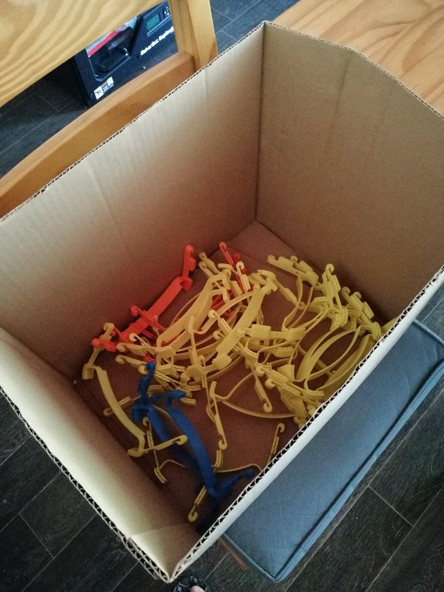 La Fabrick aussi se rend utile pendant cette période de crise... Impression de visières 3D pour le personnel soignant ! #COVIDー19 #WeAreMaker #SolidariteCOVID19 #FabLab