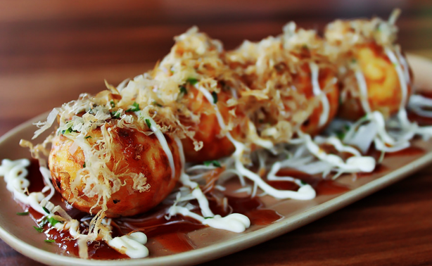 FoodViralMY's tweet photo. Resepi Takoyaki Homemade😋😍

Bahan-bahan adunan:

1 cawan air panas didih
1 cawan tepung gandum
1 sudu gula
Secubit garam

Bahan-bahan sos: 
Kicap manis
Gula
Air
Tepung jagung https://t.co/8HMKtmLJKQ