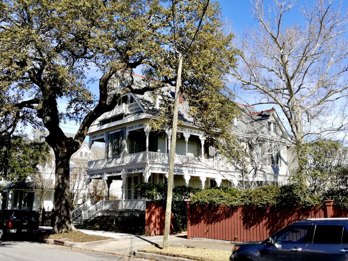 Garden District, New Orleans #nola #neworleans #explorenola #wheninnola #onetimeinnola  #visitnola #visitneworleans #bigeasy #louisiane #nouvelleorleans #neworleanslife #neworleansculture #itsyournola #showmeyournola #exploreneworleans #Ilovenola #discovernola #gardendistrictnola