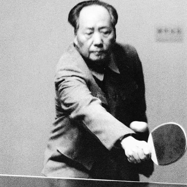 Pour Mao Zedong le sport, et le ping-pong  est avant tout un instrument politique :"Considérez la balle comme la tête de votre ennemi capitaliste.Tapez dedans avec votre raquette socialiste et vous aurez un point pour la mère patrie."