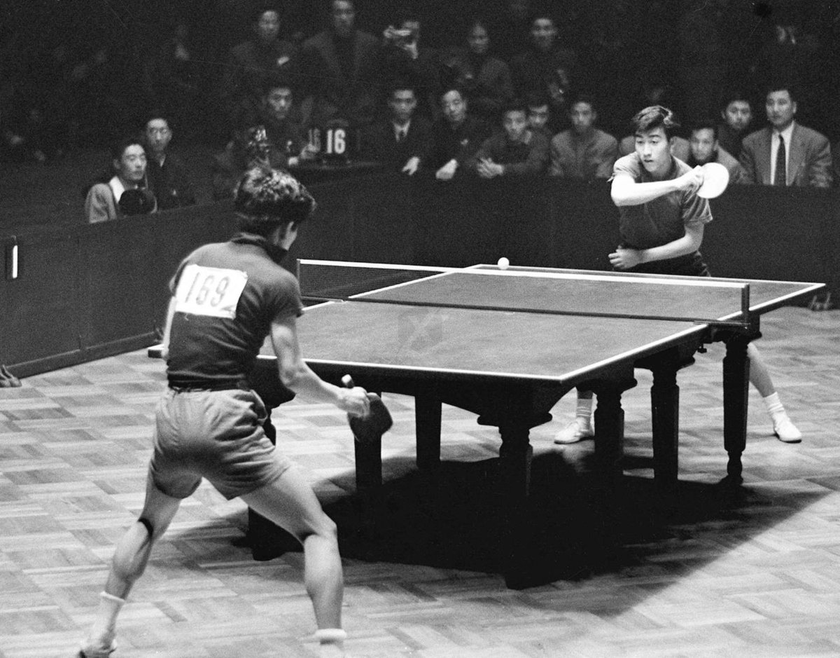 En 1971, les Championnats du Monde de tennis de table ont lieu à Nagoya au Japon.Les pongistes chinois suscitent l'attention puisque la Chine  n'avait plus envoyé de sportifs à l'extérieur de ses frontières depuis le début de sa révolution culturelle en 1966.