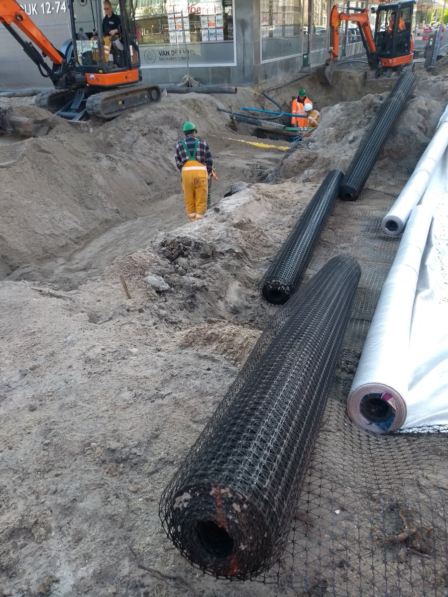 van_der_hul's tweet image. Aan de #Reyerdijk gaan in de kruising met de #Bredenoord de werkzaamheden voorspoedig. #Riolering ✅, #stadsverwarming ✅, #waterleiding ✅. Nu nog het nieuwe spoor. 
24 april volgt het #asfalt @RETRotterdam @iburo010 @Stadsbeheer010 @vGelderGroep @IJsselmondeNews @GebiedIJmonde