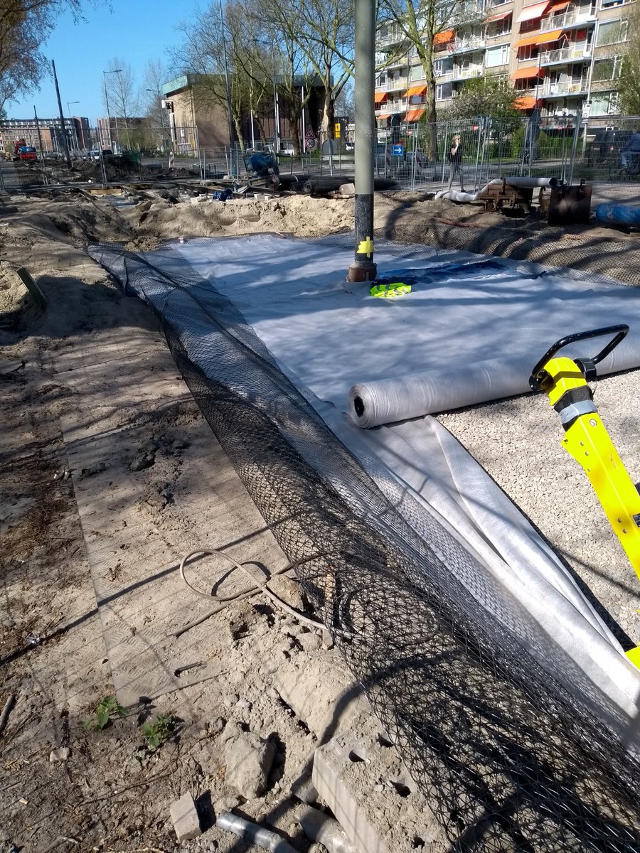 van_der_hul's tweet image. Aan de #Reyerdijk gaan in de kruising met de #Bredenoord de werkzaamheden voorspoedig. #Riolering ✅, #stadsverwarming ✅, #waterleiding ✅. Nu nog het nieuwe spoor. 
24 april volgt het #asfalt @RETRotterdam @iburo010 @Stadsbeheer010 @vGelderGroep @IJsselmondeNews @GebiedIJmonde