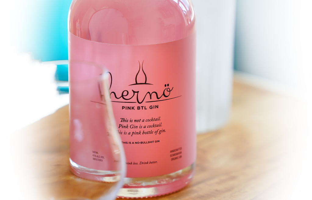 EnVerdenafGin's tweet photo. Svenske @hernogin går imod strømmen med en pink gin, som slet ikke er pink med deres nye Hernö Pink BTL Gin. Og det giver helt nye muligheder for lækre Gin &amp; Tonics til de varme sommerdage. https://t.co/rs1jfg4VPA https://t.co/cVR0h1VauN