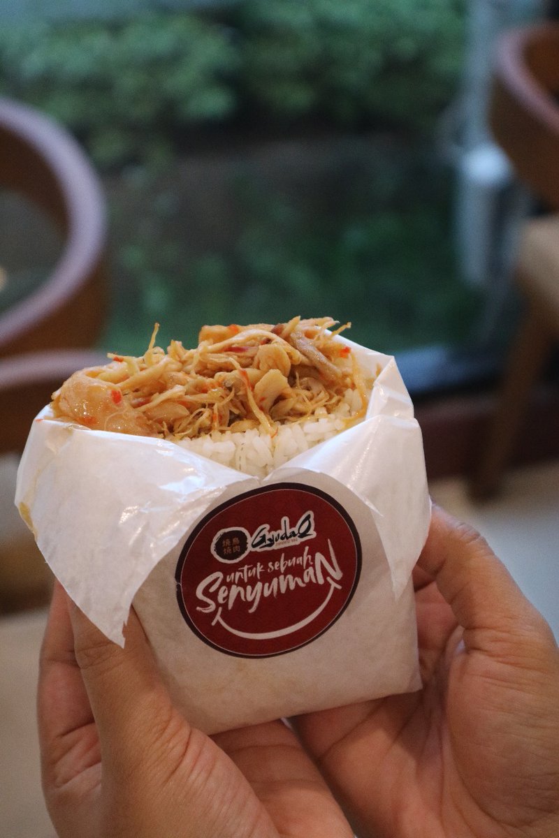 Ladrinaline's tweet photo. Teman2 yg baik, kami memproduksi nasi kepal isi ayam seharga 8K utk dibagikan kepada orang sekitar di Banyumas yg terkena dampak WFH. Knp nasi kepal? Krn mereka ga semua punya rumah/dapur, dan ga ada akses air bersih/handsanitizer. Kalau berkenan menyumbang, blh colek aku 🥰 https://t.co/zPDTWuhQ5y