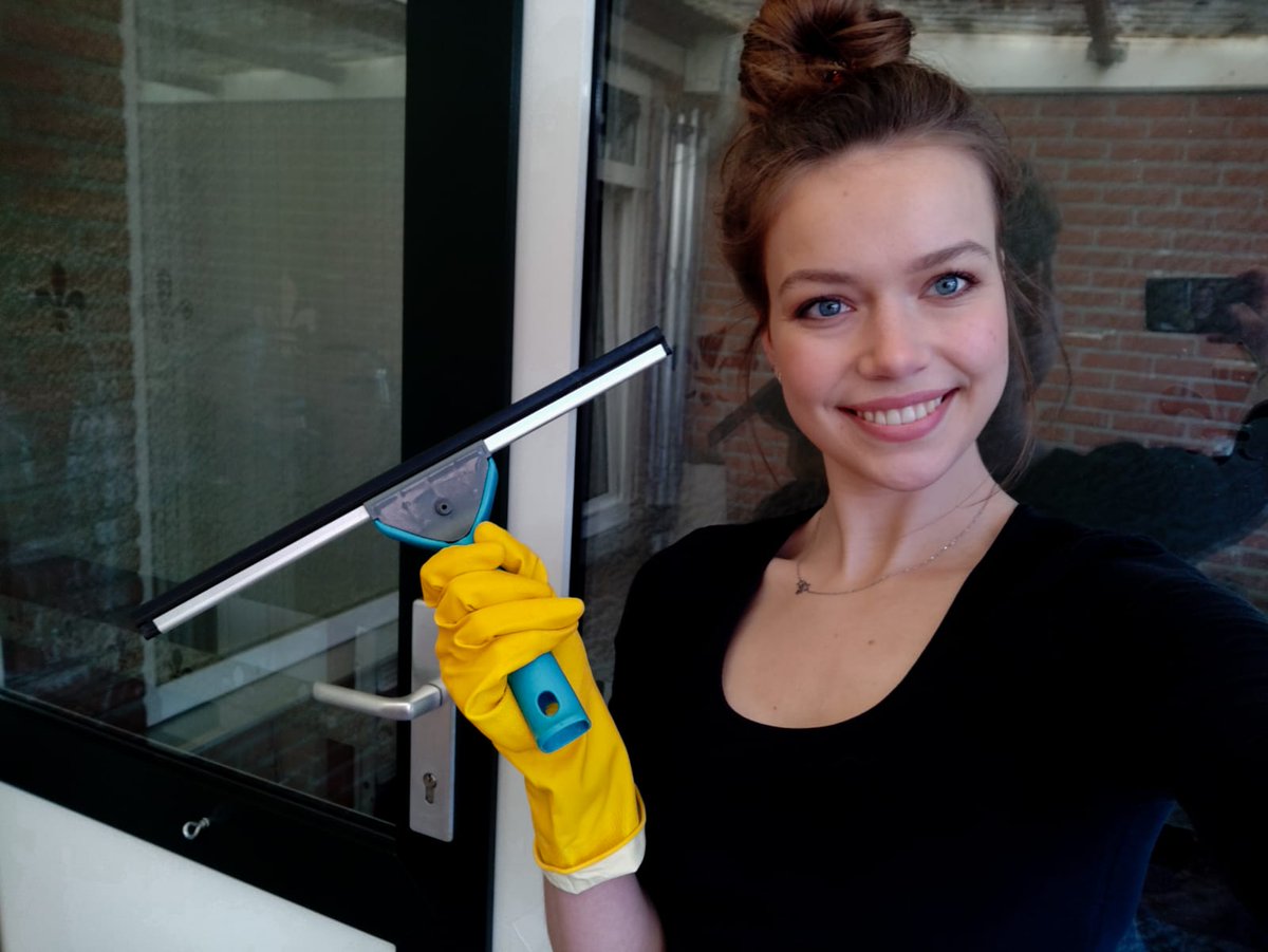 Vandaag is deze vrijwilligster op pad geweest om ramen te lappen voor iemand die hulp nodig heeft, fantastisch toch? Heeft u ook een hulpvraag? Meldt het op presentoldebroek.nl/OldebroekCoron… #OldebroekCoronahulp #Nietalleen @PIOgemoldebroek <a href="/gem_Oldebroek/">Gemeente Oldebroek</a> (Sociaal Team) <a href="/OldebroekVoorMe/">Stichting Oldebroek voor Mekaar</a>