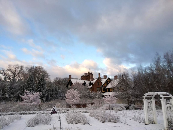 stanhywet's tweet photo. Snow blankets the estate this morning. WOW.
#VisitFromHome #notspringlike https://t.co/yc5bL8gDul