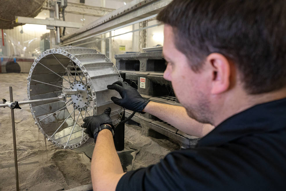 mediainaf's tweet photo. Protezione antipolvere lunare per le ruote di #Viper https://t.co/FRyN7OE4Up #regolite @NASA_Johnson @Nasa #Artemis https://t.co/8dERrp88Wf