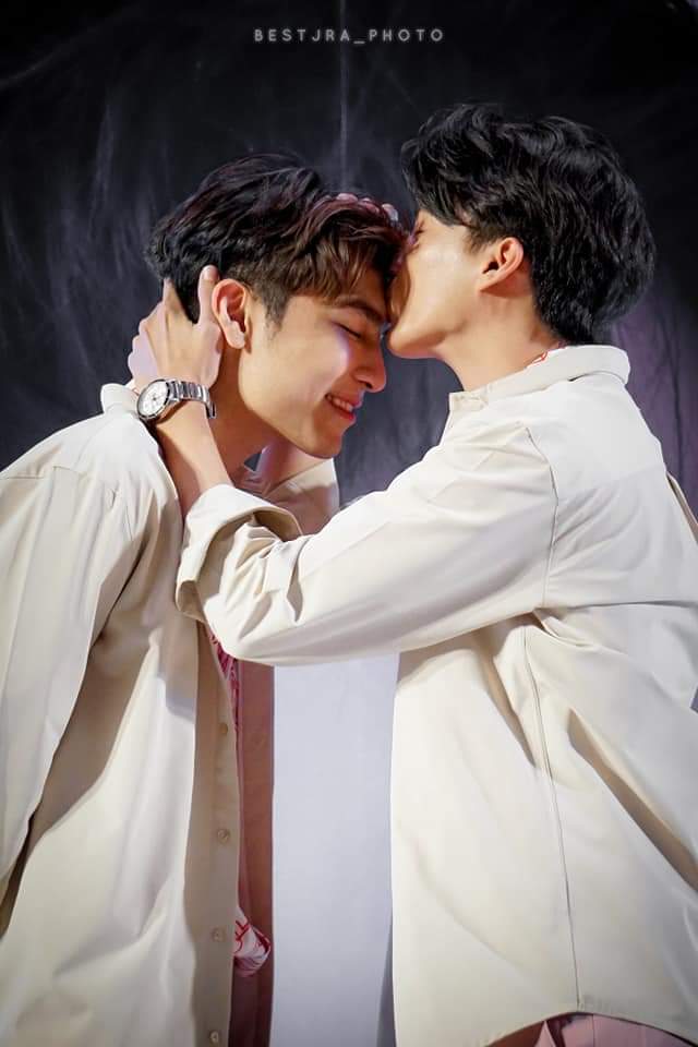 Tuta182532's tweet photo. จิงๆชอบทุกโม้เม้นที่เป็นมิวกลัฟ แต่ที่เลือก2รูปนี้คือตอนนั้นจูบเพื่อให้กำลังใจกันและกันจากที่เหนื่อยด้วยกันมาทั้งวัน
#MomentofMewGulf https://t.co/yjb85eLO2U