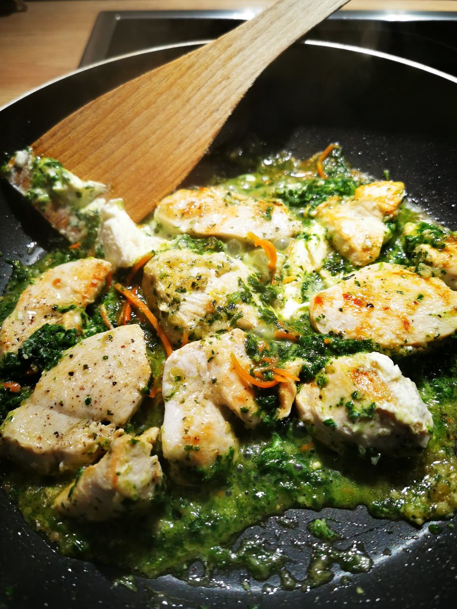 mitMirGermania's tweet image. Pollo, espinaca, queso crema zanahoria rallada y un mix de hierbas y piñones con aceite de oliva, estoy volviendo...
Más sanito porque me estoy cuidando...
#postOperatorio
#coronavirus #QuedateEnCasa #cuarentenavoluntaria