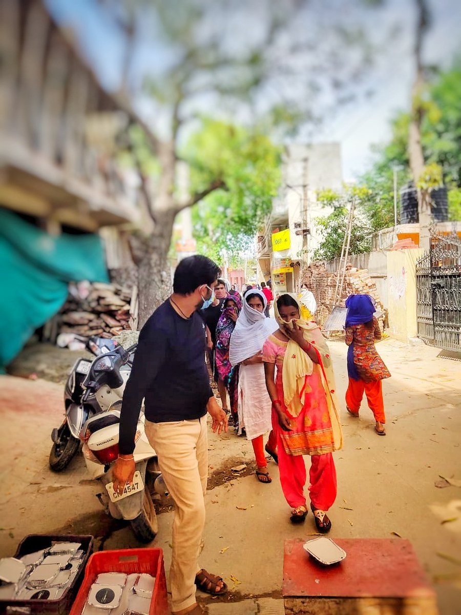 CalorieSmart's tweet photo. Thanking our NGO partners for their support on ground @cdgurugram @sandy_Deep77 @DNsnacks #gurgaonnagrikektamanch 
@tanujgulani @punnitalks 
Retweet this to increase our reach so more of us can #feedneedy. @MunCorpGurugram @cmohry @AdvaitaKala @gurgaonpolice @DC_Gurugram https://t.co/ffD4jiYcAM