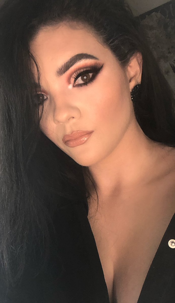 Never done my makeup so much 😂 #makeup #eyeliner #brows <a href="/ABHcosmetics/">Anastasia Beverly Hills</a> brow pomade ‘ebony’ #anastasiabeverlyhills #makeupgeek