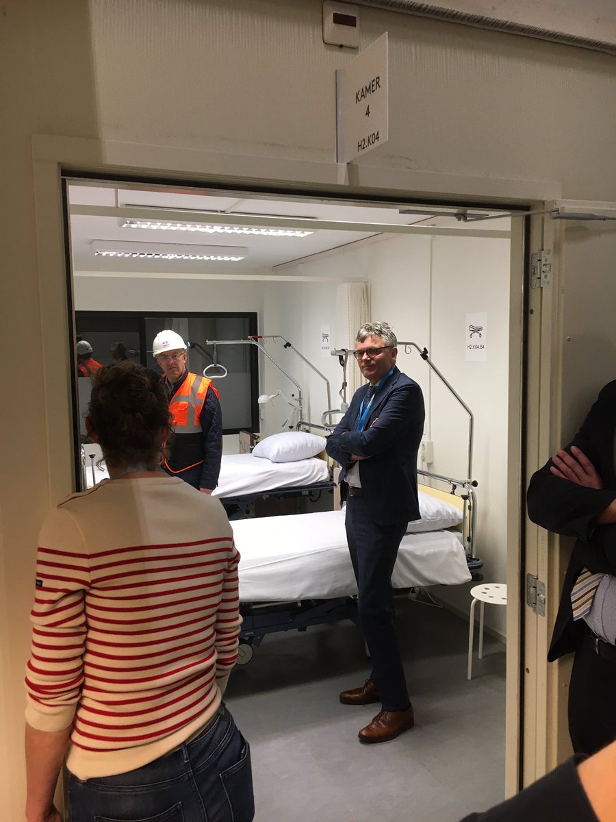 dir_veiligrdam's tweet photo. De Stadsmariniers @Dvandenheuvel en @StadsmaRienier verzorgen voor #Aboutaleb als voorzitter Algemeen Bestuur @Vr_RR een rondleiding in @rotterdamahoy door de opgebouwde zorglocatie @GGD_RR @ArjenLittooij @rotterdam https://t.co/v5f9GzsSaS