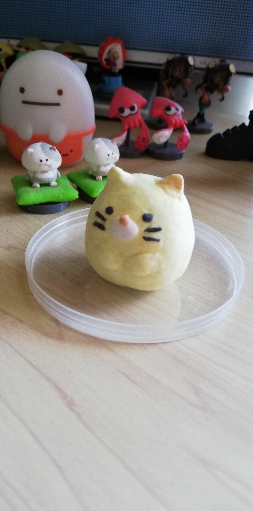 もん 次女が学校から持って帰った紙粘土でねこ作った 手でやると細かい部分がうまくくっつかなくて苦戦したけど愛らしいねこのフォルムを再現できて満足 すみっこぐらし ねこ 紙粘土 T Co Kzxpbczh7o Twitter