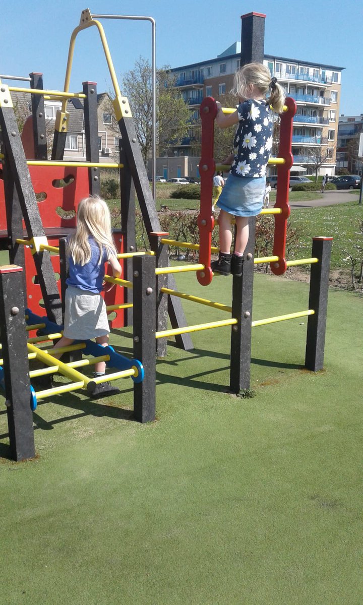 Het voordeel van zo weinig kinderen opvangen is dat  je sneller andere activiteiten doet. Zo speelden kinderen die bij TSO De Violier van #KomKids werden opgevangen, al voor de tweede keer in de naburige speeltuin. Super leuk. Laat dit maar een blijvertje zijn!
