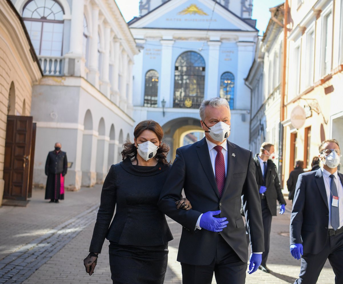 GitanasNauseda's tweet photo. Dzisiaj się modlę za ofiary #Smoleńska i #Katynia. Nasze myśli są z Panem, Panie @prezydentpl, i z Pańskim Narodem! Nie pozwolimy na przepisywanie historii.  #NeverForget https://t.co/fTM3ERDtvC