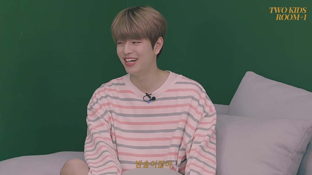 minho to seungmin: "you do have charming looks...very handsome"seungmin: "oooh...this is my first time hearing something like this from this hyung"minho: "because it's a broadcast"jeongin: "it's business~"