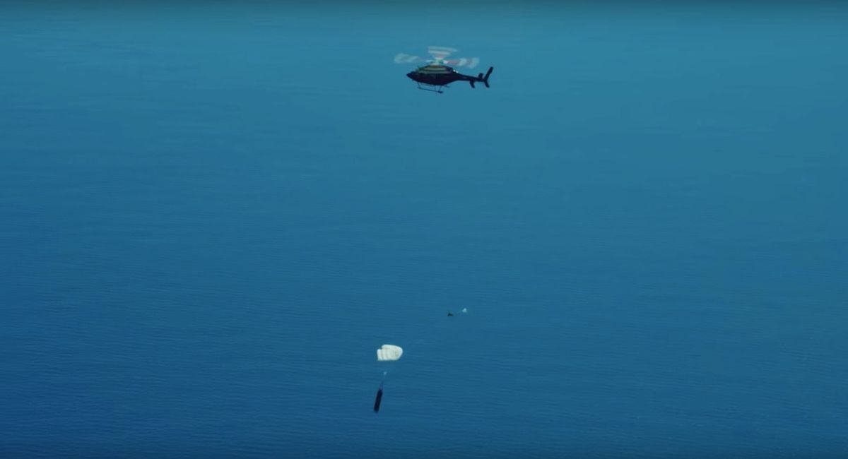 Rocket Lab catches falling Electron booster with helicopter in reusability test (video) dlvr.it/RTXGl8