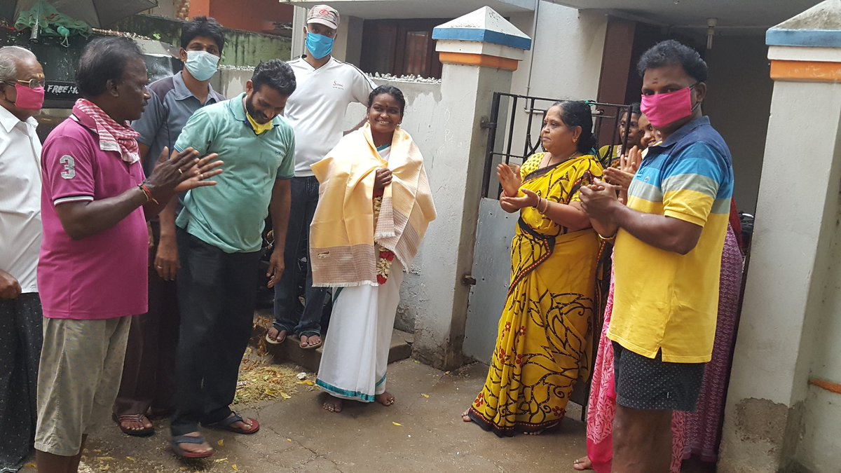 GovindarajPM's tweet photo. @chennaicorp nurse was applauded by the local residents of @35Ward with floral garland , Shawl & distributed Kabasura kudineer to keep her self strong against #code19india #CoronaWarriors
#LocalHeroes
@BJP4TamilNadu @BJP4India @Murugan_TNBJP https://t.co/7ml9BOPiEh