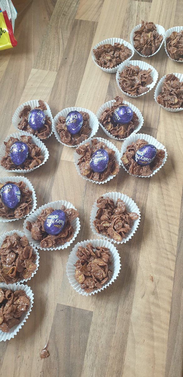 lauralizzylee's tweet photo. @HMillSchool easter cornflake cakes #nominieggs https://t.co/ieiZSvts5Y