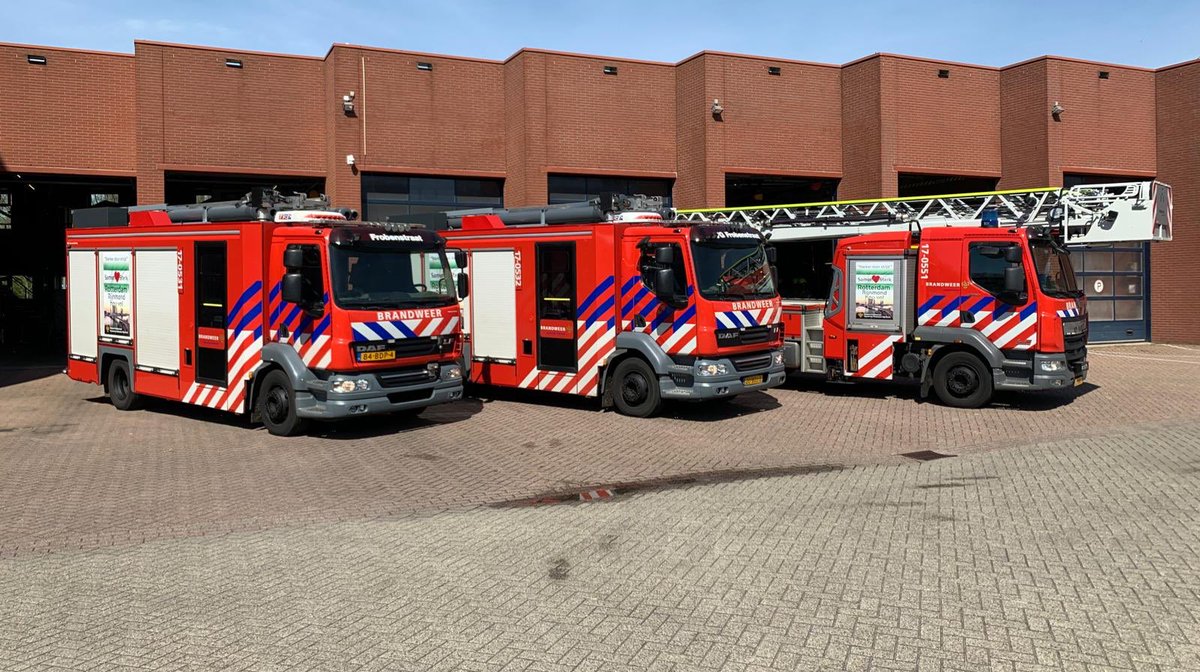 Vandaag heeft de 24 uur bezetting de voertuigen voorzien van stickers op de zijkant van de 1e lijns uitrukvoertuigen. Hou vol en let een beetje op elkaar #SK05 #17-0531 #17-0532 #17-0551