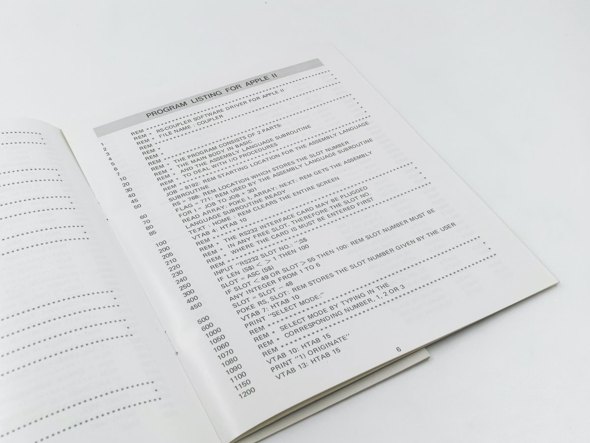 Un modem acoustique, en boîte. Pour les jeunes : on plaçait le combiné  dessus pour communiquer à 300 bauds. Avec ses "pilotes" : des listings de code BASIC pour différents types de micros de l'époque. Temps pour transférer le texte de ce tweet ? Environ 7 secondes.