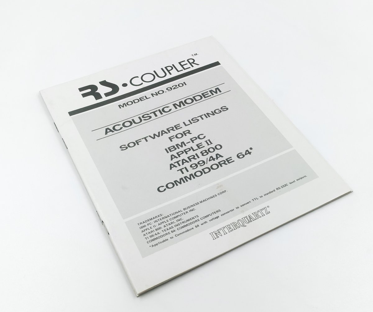 Un modem acoustique, en boîte. Pour les jeunes : on plaçait le combiné  dessus pour communiquer à 300 bauds. Avec ses "pilotes" : des listings de code BASIC pour différents types de micros de l'époque. Temps pour transférer le texte de ce tweet ? Environ 7 secondes.