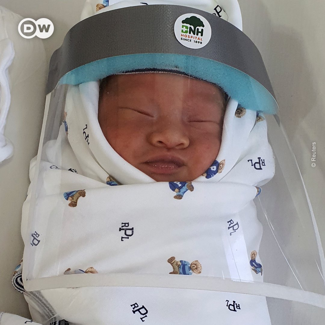lavecinarubia's tweet photo. Qué imágenes tan diferentes nos está dejando todo esto: bebés recién nacidos en Bangkok con minipantallas para protegerles del coronavirus. 💗 https://t.co/Eq3XwEthMb