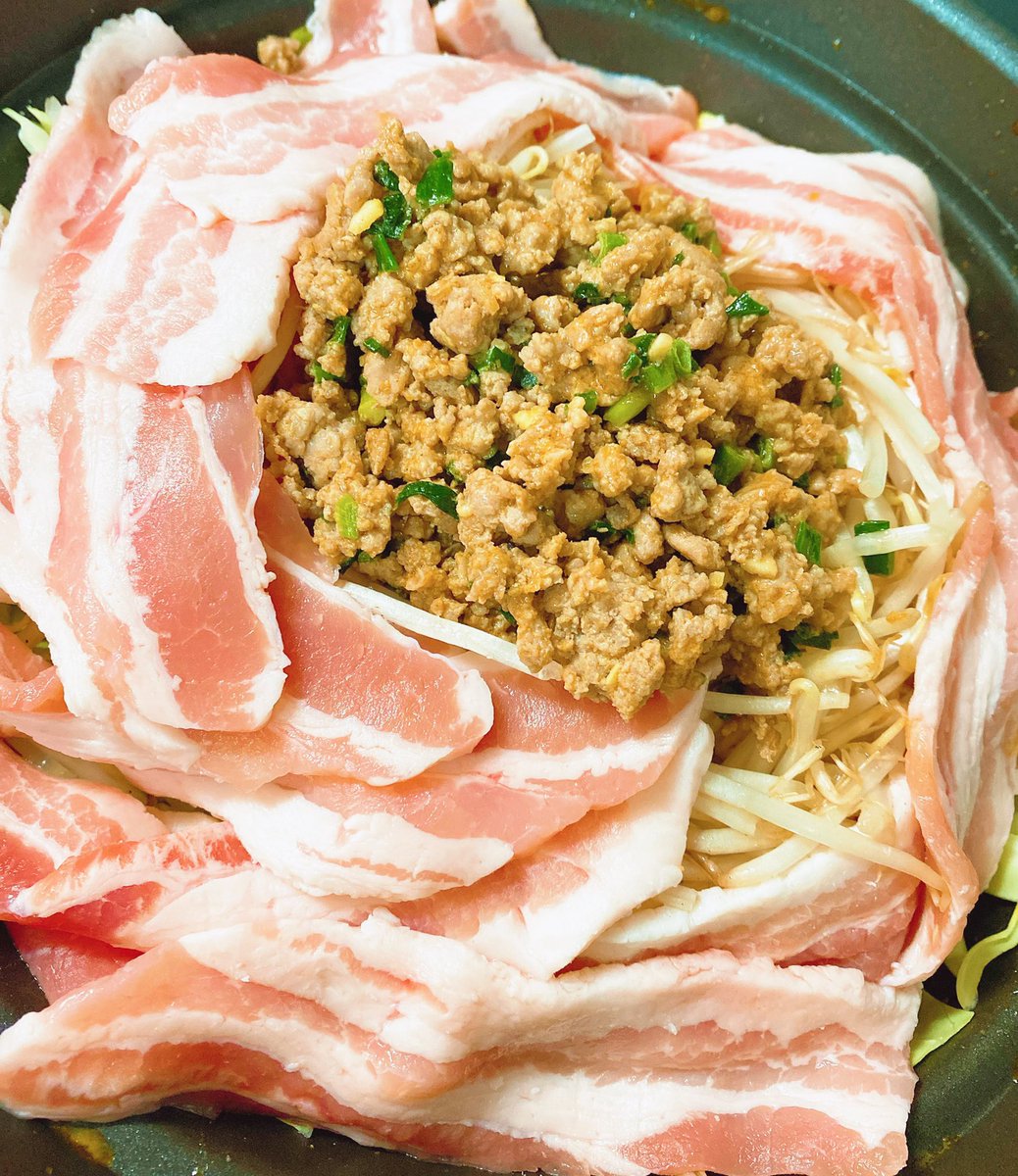 汐音 本日は坦々ごま鍋 プチっと鍋シリーズで今日はベーシックに鍋 キャベツ お豆腐の上にごま油で軽く和えたもやし 豚 ばら 合挽き肉は予めプチっと鍋1個で炒めて別のせ坦々感 最後にニラ入れる 汐音の台所