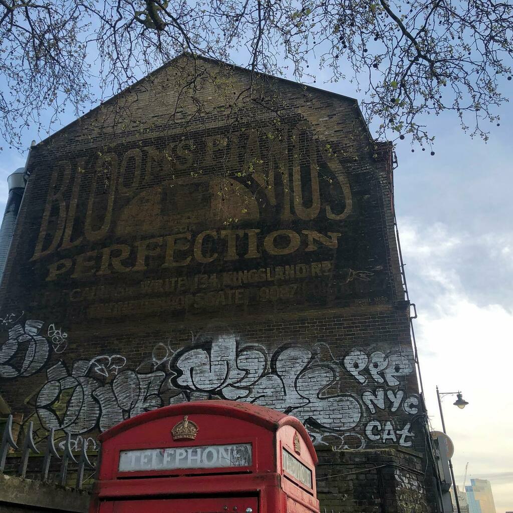 Hollytorious's tweet photo. Spotted on my walk the other day...a little bit of New York in London, courtesy of @themirf. 👋🏻 Mint, miss you!
.
#art #graffiti #pppcrew #peterpanposse #ppp #streetart #londonphonebooth #phonebox #mintartist https://t.co/frPKpM4zcl https://t.co/ALZSy8eHJq
