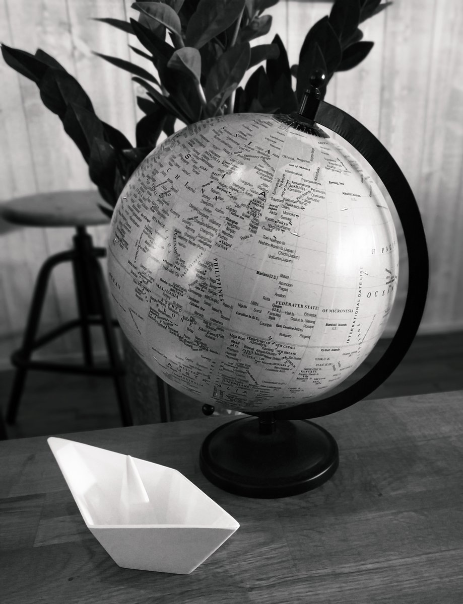 𝖸𝖺𝗇𝗇 𝖳𝗒 𝖢𝗈𝗓 Oui La Mer Est Tout Je L Aime Elle Couvre Les Sept Dixiemes Du Globe Terrestre Son Souffle Est Pur Et Sain C Est L Immense Desert Ou L Homme N Est